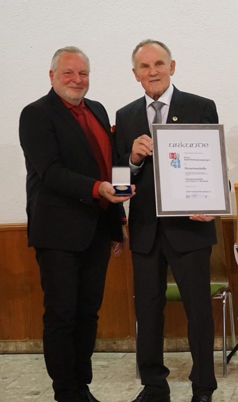 Rolf Hettmannsperger erhält aus den Händen unseres Präsidenten Emil R. Zimmermann die Mozartmedaille für sein verdienstvolles Wirken bei der Chorgemeinschaft Lyra Bruchsal.